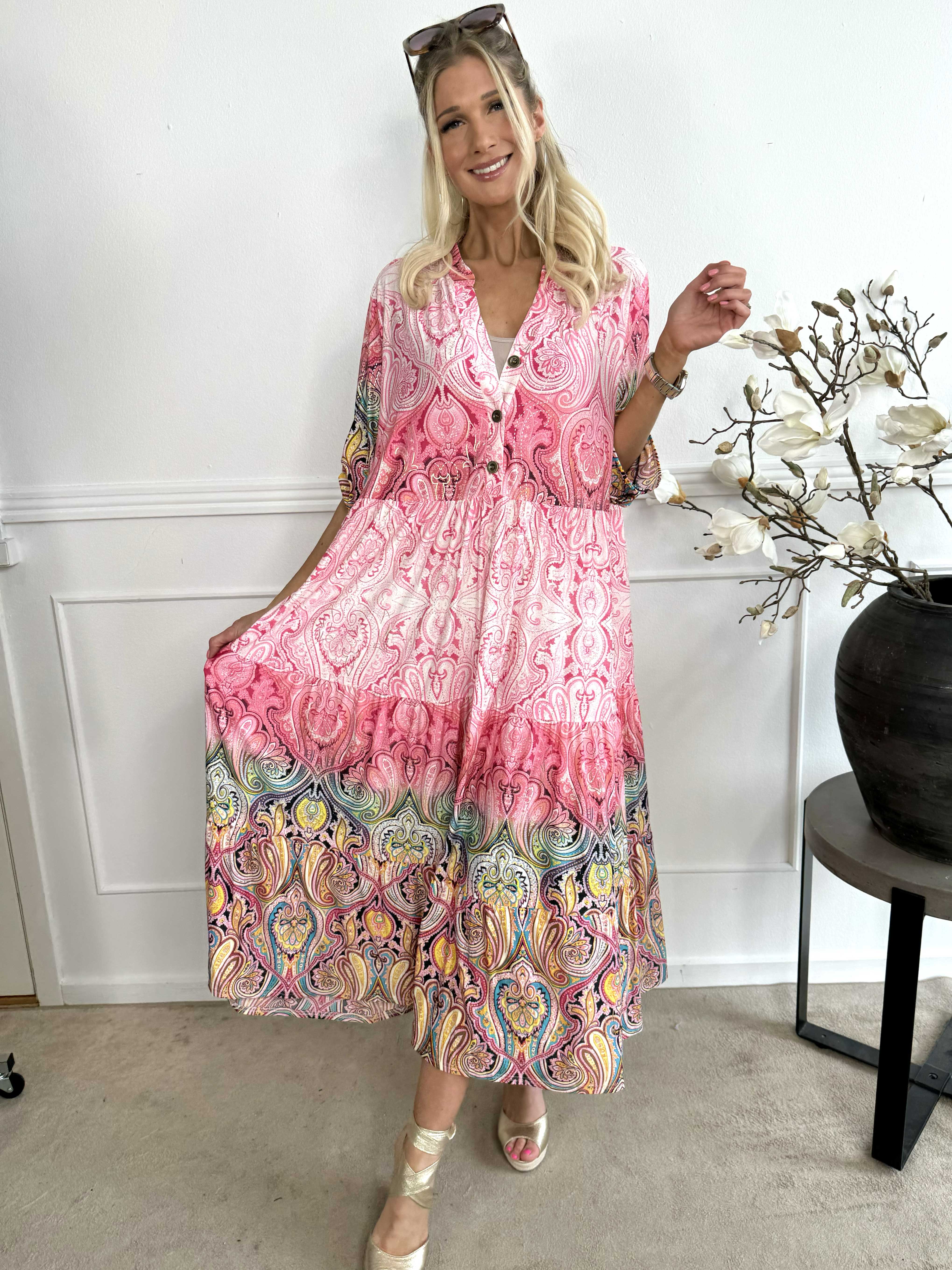 Milano Tamaria - Lang kjole med fint print i lag på lag look